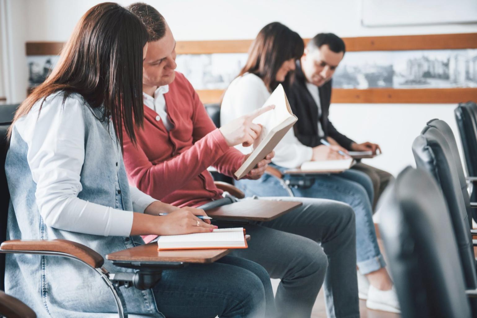 Finanzexperten bei der Arbeit mit modernen Analysewerkzeugen